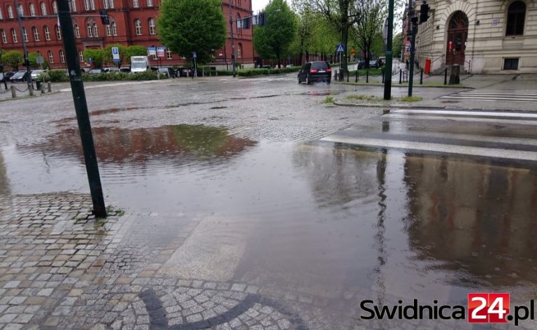 Deszczowa niedziela, deszczowy i zimny tydzień. Kałuże i rozlewiska [FOTO]