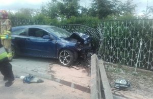 Ścięty słup energetyczny i auto w rowie