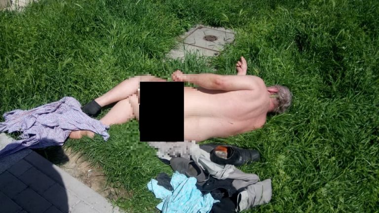 Nagi mężczyzna przed blokiem. Mieszkańcy oburzeni. Policja bezradna?