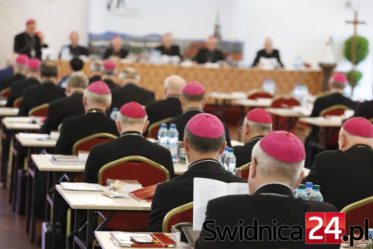 Episkopat Polski rozpoczyna obrady. Poruszą temat ochrony dzieci i młodzieży [FOTO/VIDEO]