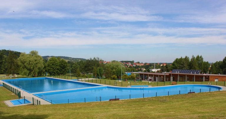 Odkryty basen w Świebodzicach już otwarty [FOTO]