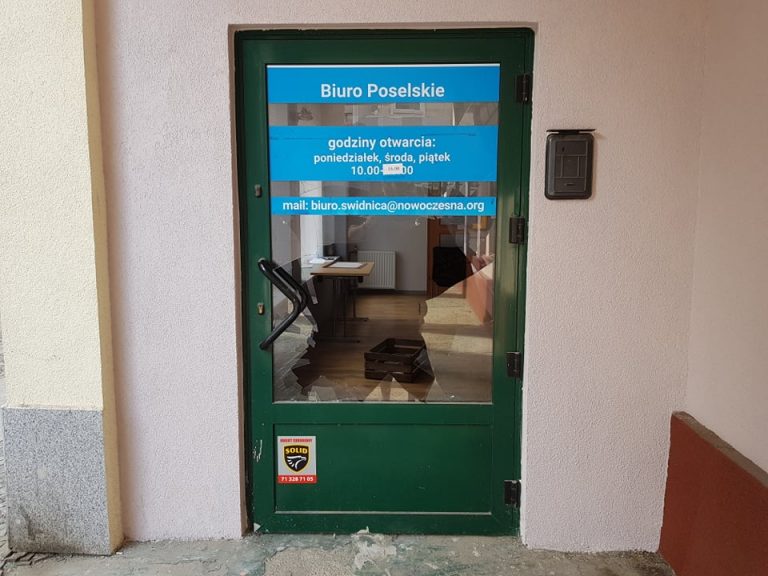 Uszkodził drzwi w biurze poselskim