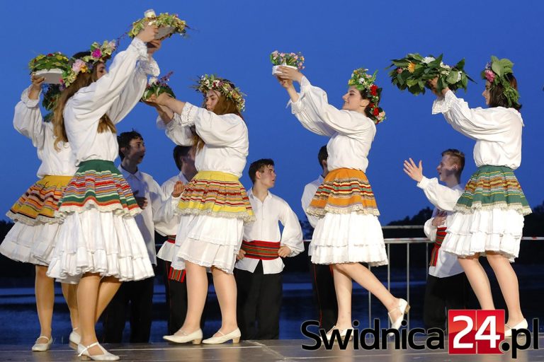 Widowisko obrzędowe i puszczanie wianków. Noc Świętojańska nad zalewem [FOTO]