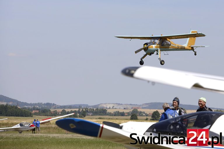 Pokazy na niebie i ziemi. Trwa Piknik Lotniczy i Zlot Pojazdów Zabytkowych [FOTO]
