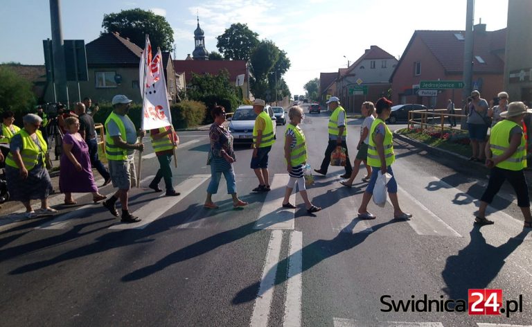 Czują się zlekceważeni. Mieszkańcy Marcinowic blokują 35-tkę [FOTO/VIDEO]