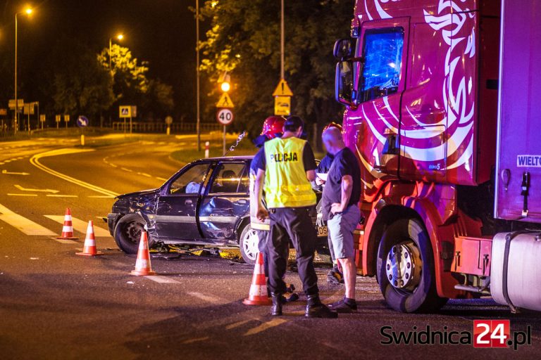 Osobówka wjechała pod TIR-a [FOTO]