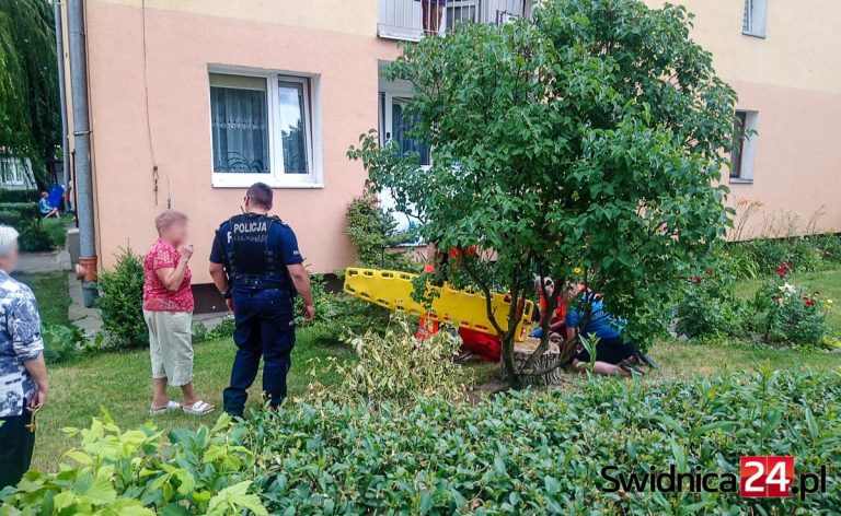 Niepełnosprawny pięciolatek wypadł z czwartego piętra. Matka była pod wpływem narkotyków