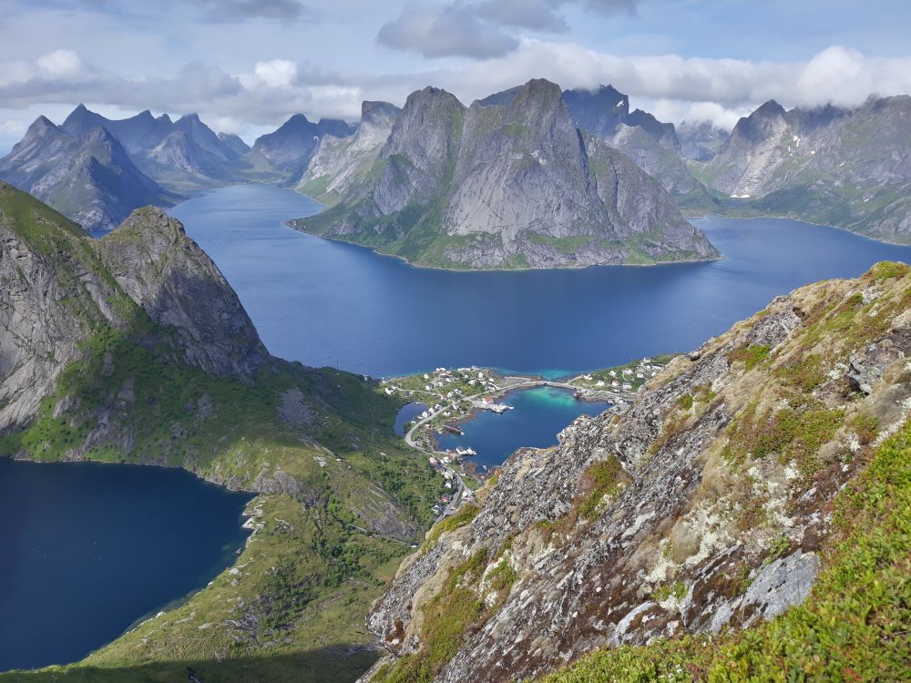 Norwegia, ze szczytu Reinebringen, z widokiem na górę Olstinden i fiordy: Kirkefjord, Vorfjord, fot. Rajmund Kuchno