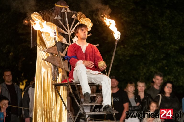 Rynek znów zmienił się w teatralną scenę [FOTO/VIDEO]