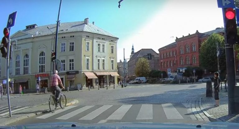 Senior cyklista igrał ze śmiercią [VIDEO]