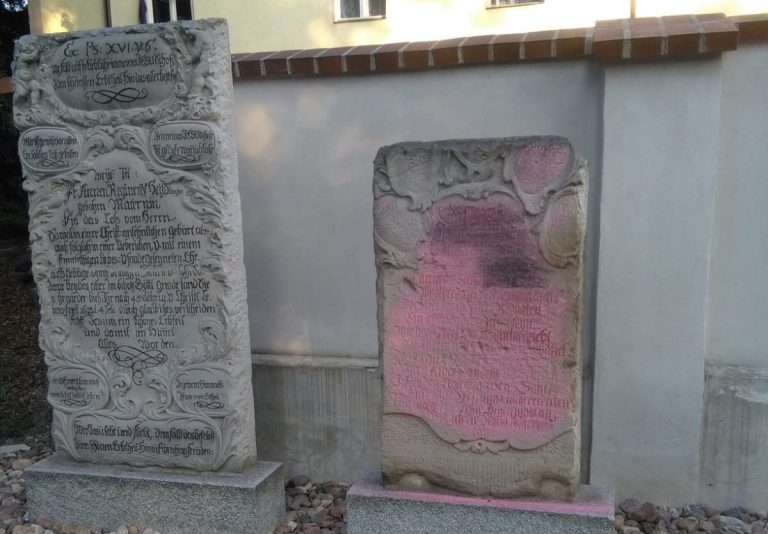 Zdewastowane 300-letnie epitafium przy Kościele Pokoju