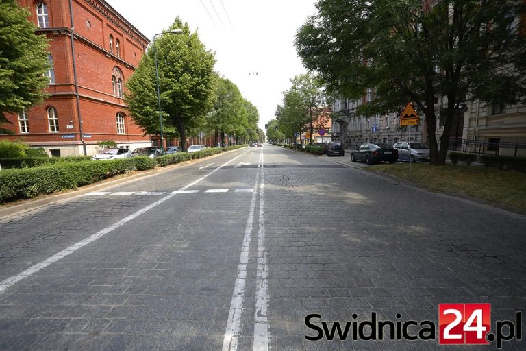Wyboista droga do remontu al. Niepodległości