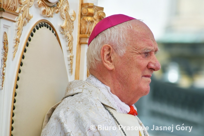 Biskup świdnicki o „czerwonej i tęczowej zarazie”: ja też się pod tym podpisuję