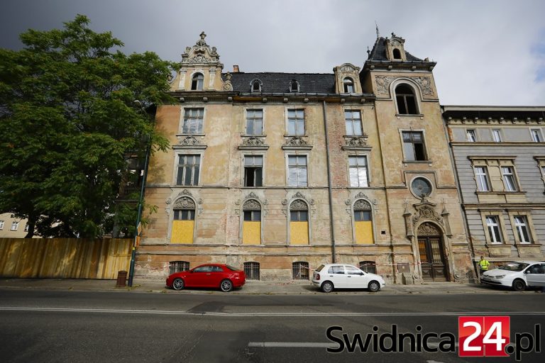 Ruszyły prace przy zabezpieczaniu zabytkowej willi [FOTO]