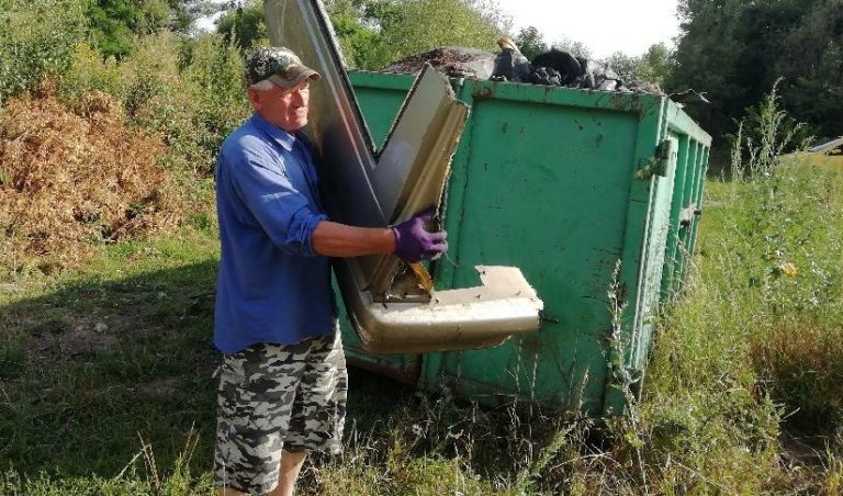 Wyciągnął 5 ton śmieci z rzeki Bystrzycy. Kolejna samotna akcja Waldemara Woźniaka
