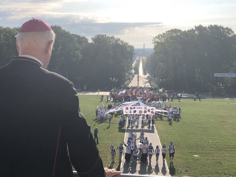 Świdnicka pielgrzymka dotarła na Jasną Górę. Biskup Dec o „diable przebranym w szaty tęczowe”