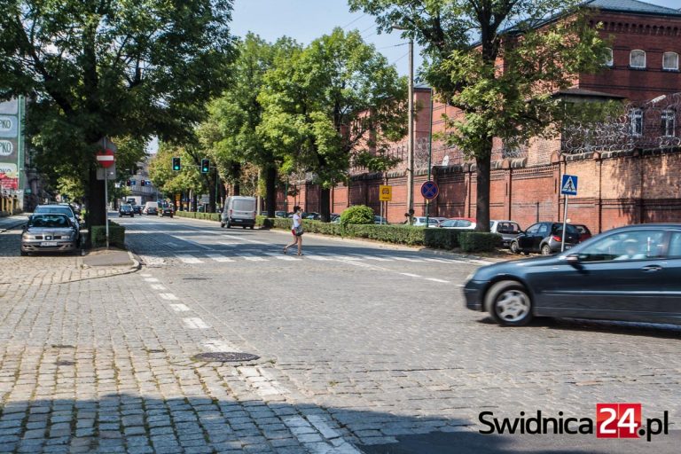 Al. Niepodległości wciąż czeka na remont. Prezydent: mam nadzieję, że ostatni brakujący dokument pojawi się jak najszybciej