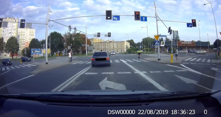 Kolejny rowerzysta zignorował czerwone światło [VIDEO]