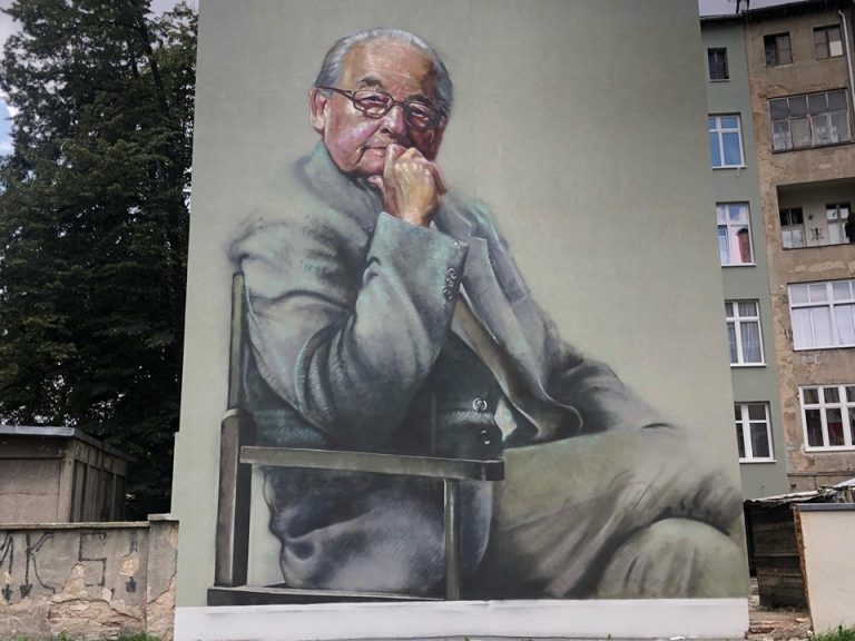 Mural z Andrzejem Wajdą. Rusztowania znikają, ale…