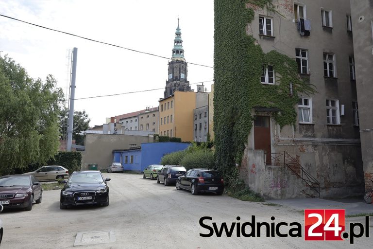 Radny upomina się o zaniedbane podwórza w centrum Świdnicy