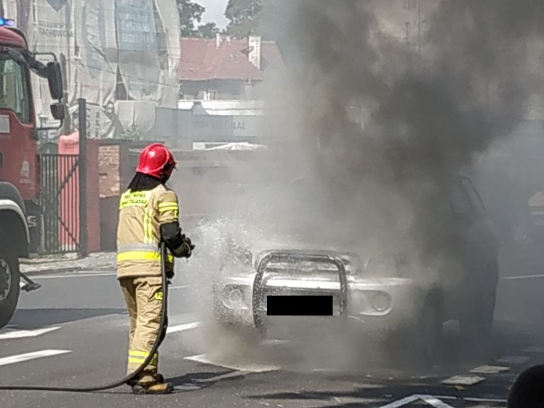 Płonął samochód na ul. Żeromskiego [FOTO]