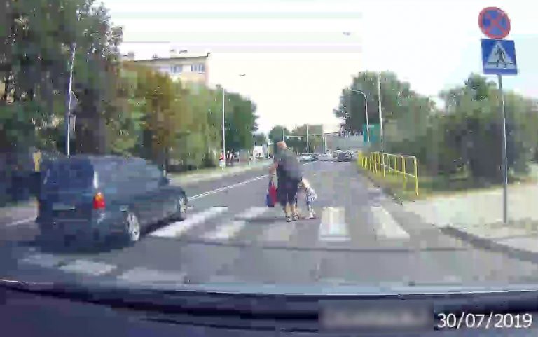 Nie zatrzymał się przed przejściem dla pieszych. Mogło dojść do tragedii [VIDEO]