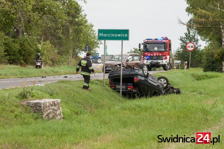 Wypadek na wjeździe do Marcinowic. Dwie osoby zabrane do szpitala [FOTO]