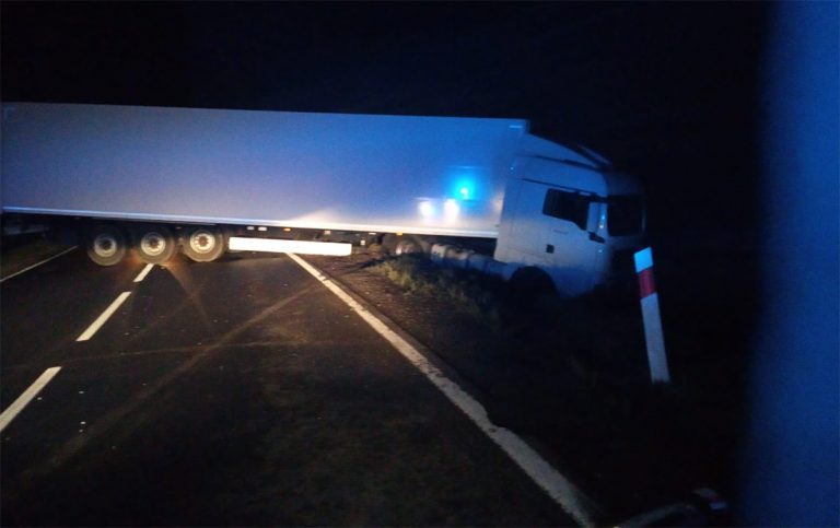 Pijany kierowca TIR-a wjechał do rowu i zablokował drogę [FOTO/VIDEO]