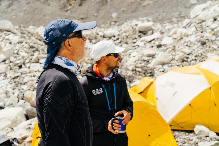 Andrzej  Bargiel szykuje się do zjazdu na nartach z Everestu. Jest z nim świdniczanin [FOTO]