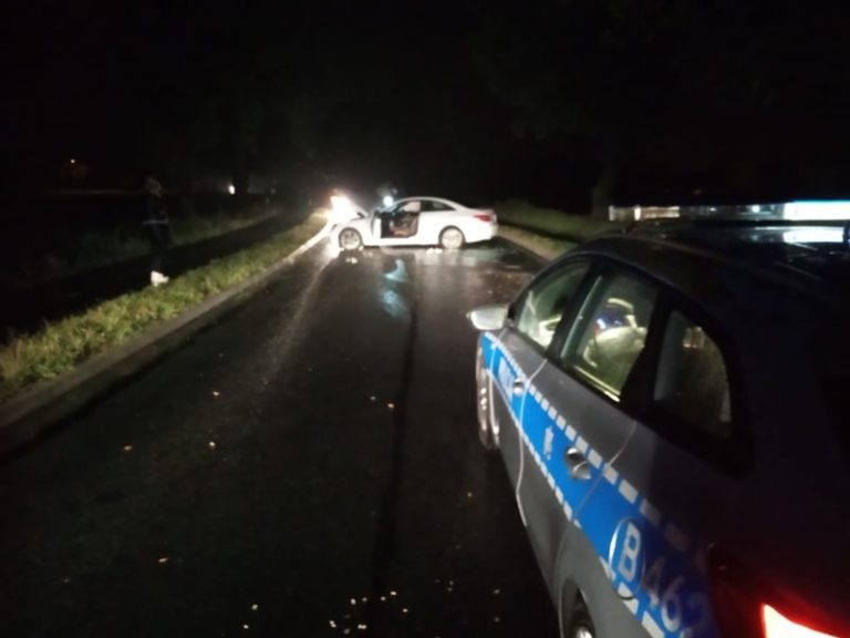 Na łuku drogi fiknął koziołka