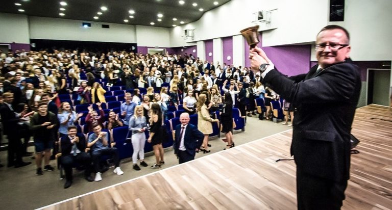 Nowy rok szkolny w szkołach średnich. Dyrektorzy borykają się z brakiem nauczycieli