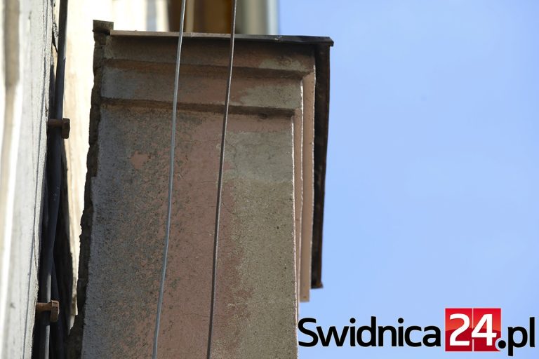 Kilkumetrowy wspornik odchylił się od budynku w centrum Świdnicy [FOTO]