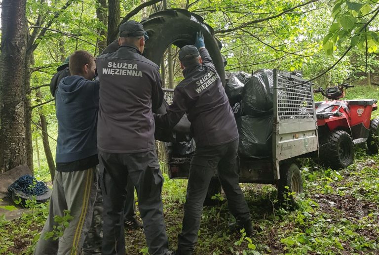 Skazani przyłączyli się do sprzątania świata