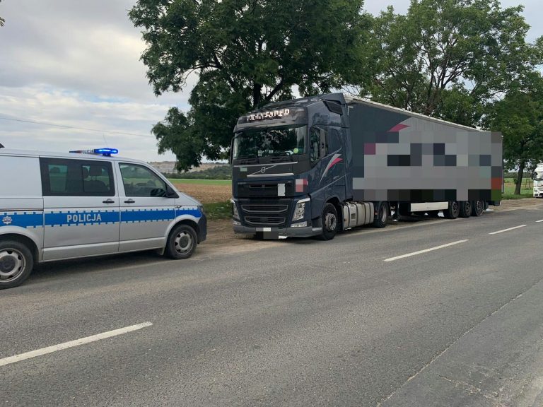 Kierował tirem mając 2,7 promila. W kabinie odnaleziono dwie butelki wódki