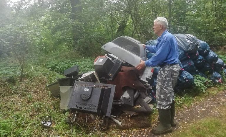 „Superman gminy Świdnica” sprząta, ludzie dalej śmiecą