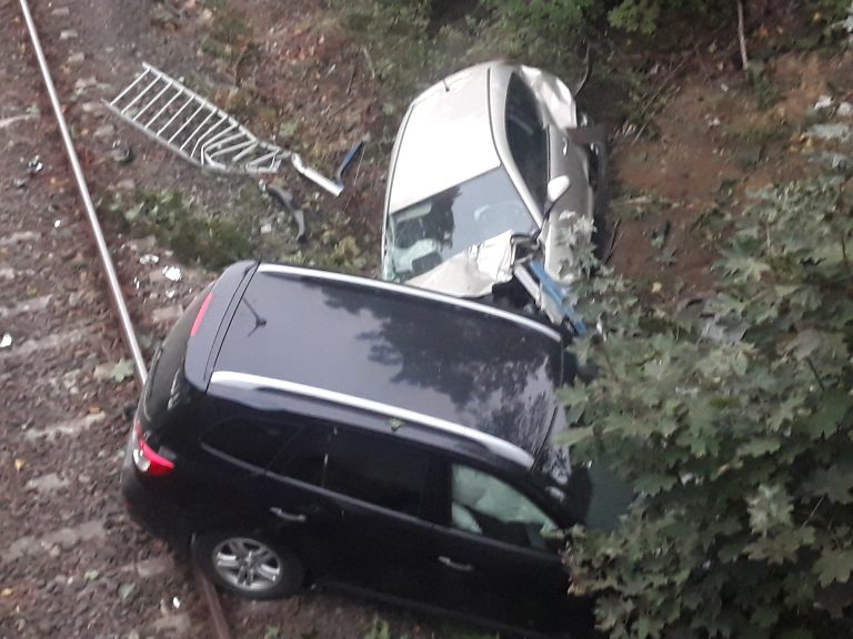 Dwa samochody spadły z drogi na tory [FOTO][Aktualizacja]