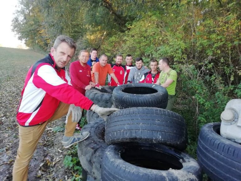 Drużyna LKS Sudety Kątki wysprzątała las wspólnie z Waldemarem Woźniakiem