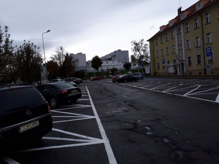 „Elita parkuje, inni poszukują?” Parking przed starostwem głównie dla urzędników