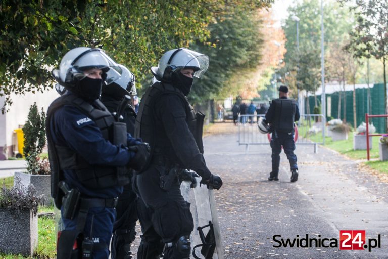 Wzmożone siły policji pod stadionem. Spokojnie na meczu podwyższonego ryzyka