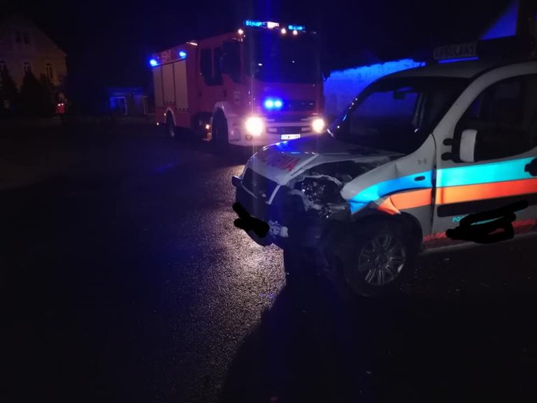 Nocny wypadek z udziałem ambulansu [FOTO]