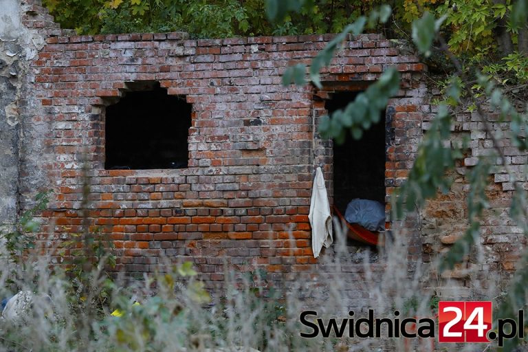 Bezdomni zamieszkali w ruinie pod skarpą