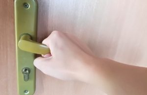 Odbicie złodziejki zobaczyła w lustrze. Kobieta wykorzystała otwarte drzwi