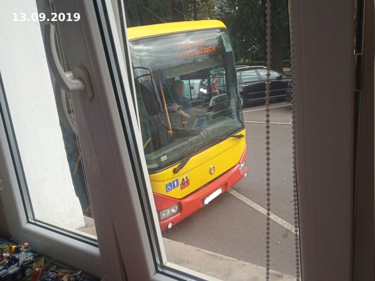 Autobusy stają półtora metra od okien [FOTO/VIDEO]
