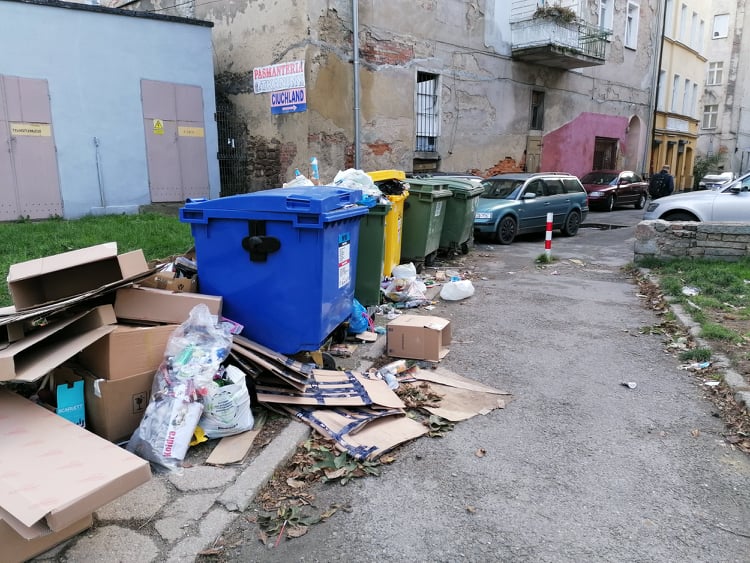 Śmietnik na podwórzu między ulicami Kotlarską a Grodzką