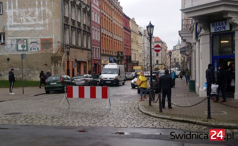 Grodzka jednokierunkowa. Dostawiono barierkę dla zapominalskich