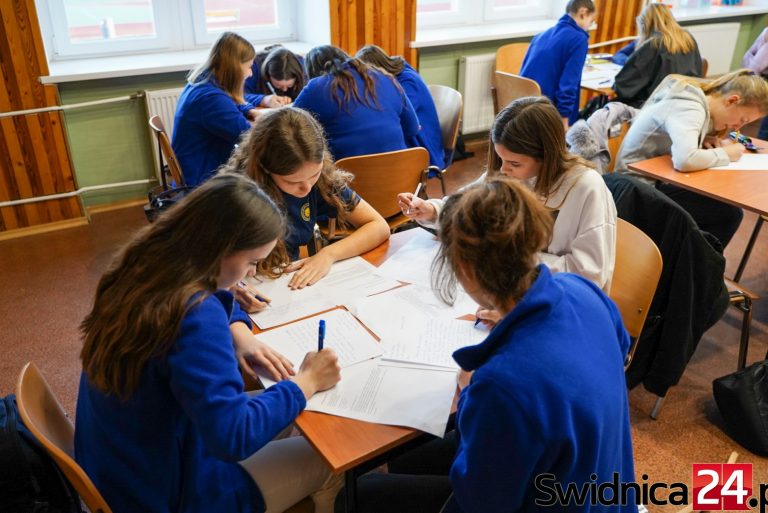 W obronie prześladowanych. Świdnicka „ósemka” zaprasza już dzisiaj na Maraton Pisania Listów