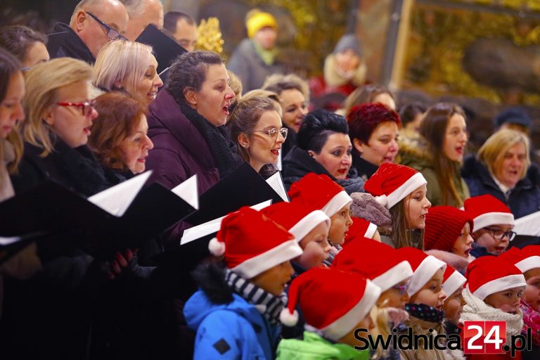 Połączone głosy dwóch chórów w świdnickim Kościele Pokoju [FOTO]