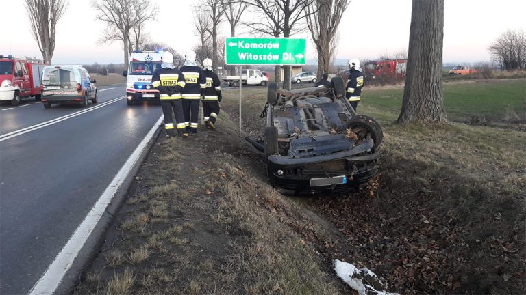 Dachowanie na „trzydziestce piątce”. Dwie osoby zabrane do szpitala