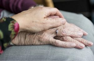 Nowa metoda oszustów. Na ulicy poprosili seniorkę o pomoc i kilka tysięcy złotych