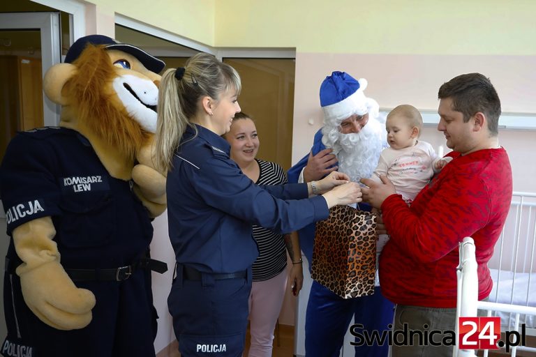 Niebieski Mikołaj i Komisarz Lew z prezentami u najmłodszych pacjentów